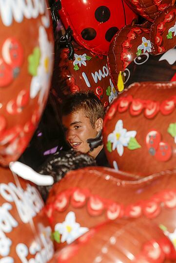 Gut versteckt inmitten von vielen Herzchen-Ballons haben die Fotografen Justin Bieber trotzdem ausgemacht.