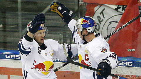 "80 Prozent des Tores gehören ihm", sagt EHC-Kapitän Michael Wolf nach seinem 600. DEL-Scorerpunkt über Vorlagengeber Patrick Hager (links).