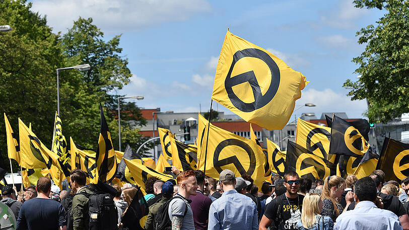 Mitglieder der "Identitären Bewegung" demonstrieren im Sommer 2017 in Berlin.