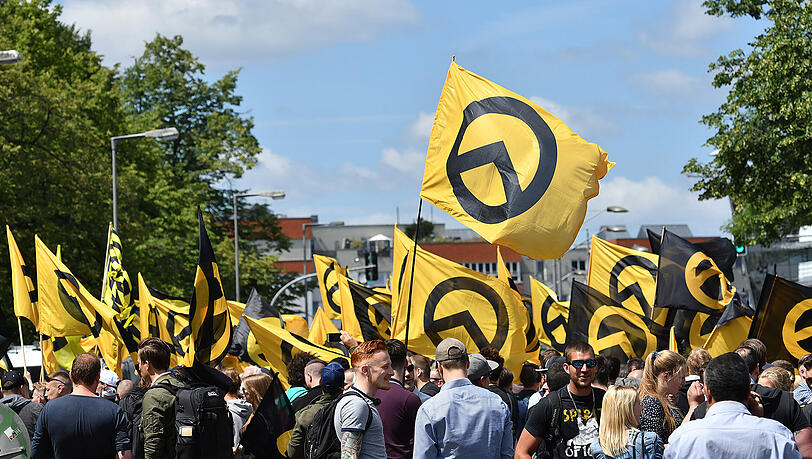 Mitglieder der "Identitären Bewegung" demonstrieren im Sommer 2017 in Berlin. Mitglieder der "Identitären Bewegung" demonstrieren im Sommer 2017 in Berlin.