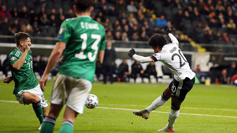 Gnabry (r.) trifft zum 1:1 gegen Nordirland.