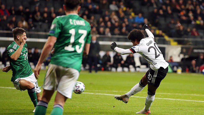 Gnabry (r.) trifft zum 1:1 gegen Nordirland. Gnabry (r.) trifft zum 1:1 gegen Nordirland.