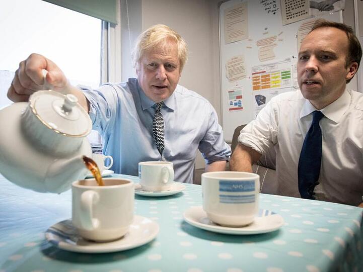 Premierminister Boris Johnson und Gesundheitsminister Matt Hancock widmen sich beim Besuch eines Krankenhauses einer britischen Tradition - dem Teetrinken.