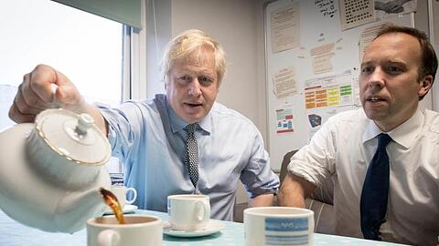Premierminister Boris Johnson und Gesundheitsminister Matt Hancock widmen sich beim Besuch eines Krankenhauses einer britischen Tradition - dem Teetrinken.