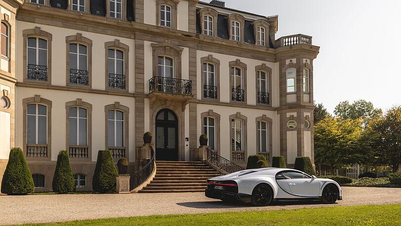 Der Chiron Super Sport vor dem Bugatti-Chateau in Molsheim.