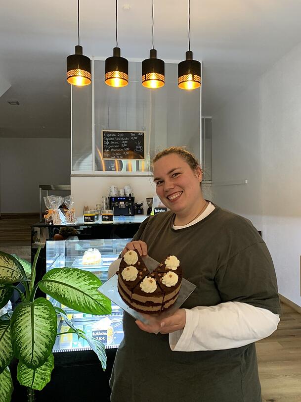 Barbara Weber (30) hat in ihrem Café nur acht Sitzplätze - plus draußen ein paar. Barbara Weber (30) hat in ihrem Café nur acht Sitzplätze - plus draußen ein paar.