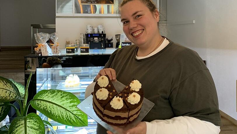 Barbara Weber (30) hat in ihrem Café nur acht Sitzplätze - plus draußen ein paar. Barbara Weber (30) hat in ihrem Café nur acht Sitzplätze - plus draußen ein paar.