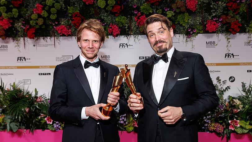 Moritz Binder (re.) mit seinem Deutschen Filmpreis f&uuml;r &bdquo;September 5&ldquo; vor einem Jahr. Links: Regisseur Tim Fehlbaum.
