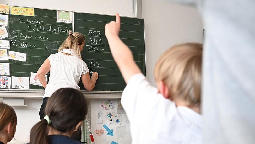 Für Grundschulkinder sehen Wissenschaftler erhebliche Risiken bei der Nutzung sozialer Medien. (Archivbild) Für Grundschulkinder sehen Wissenschaftler erhebliche Risiken bei der Nutzung sozialer Medien. (Archivbild)