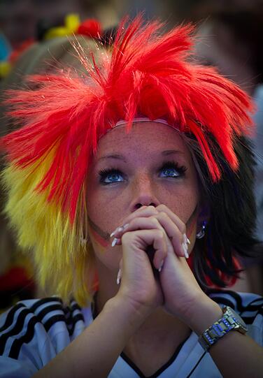 Tränen, Trauer, Tragik: Nach dem Halbfinal-K.o. gegen Italien können es viele Fans nicht fassen, dass der Traum vom EM-Titel vorbei ist. Die Bilder