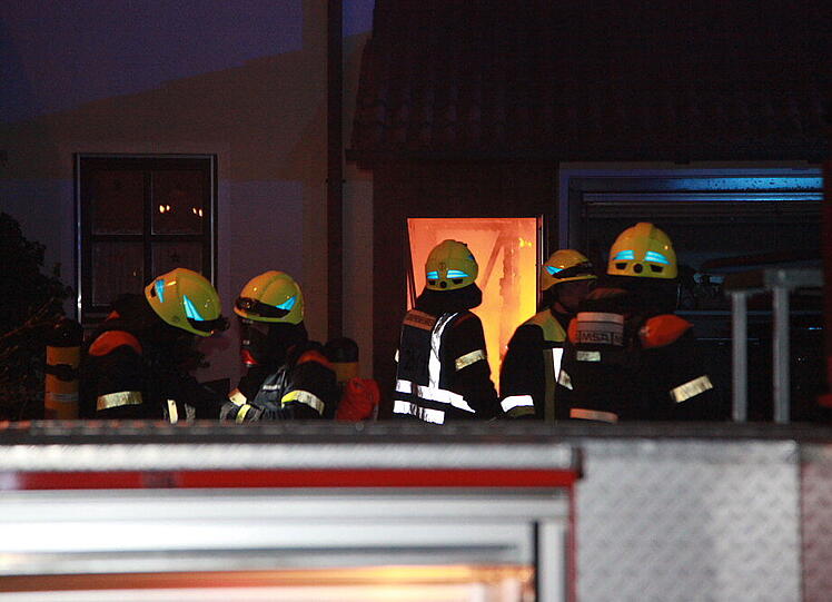 In Kolbermoor zerstörte ein Feuer ein Doppelhaus. Die Bilder vom Einsatz der Feuerwehr.