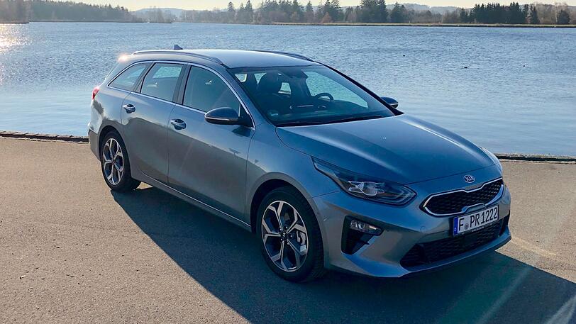Bis zur mittleren B-Säule sind die Schrägheck-Limousine Kia Ceed und die Kombiversion Sportswagon absolut identisch, samt markentypischer &bdquo;Tigernase&ldquo;.