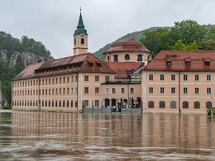Das Kloster Weltenburg steht im Hochwasser der Donau.