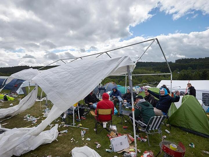 Der nächtliche Sturm hat bei Rock am Ring so manches Zelt zerfetzt.