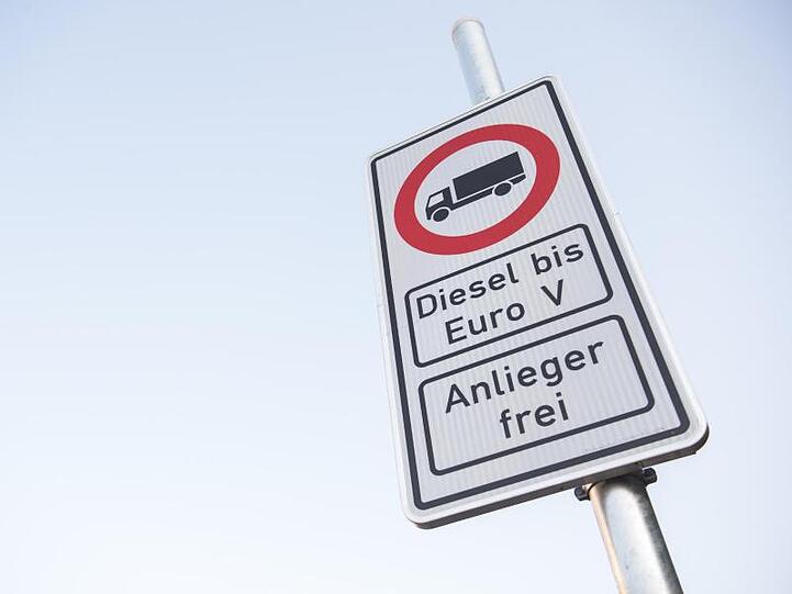 Fahrverbotsschild für Fahrzeuge mit Diesel-Motor bis Euro 5 in Hamburg.