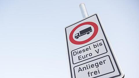 Fahrverbotsschild für Fahrzeuge mit Diesel-Motor bis Euro 5 in Hamburg.