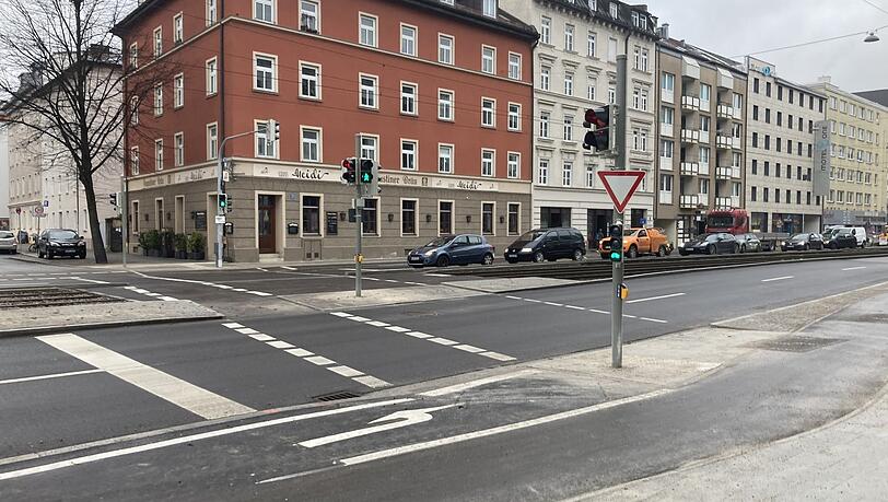 Eine neue Querungsmöglichkeit für Radler über die Landsberger Straße ist jetzt eröffnet worden, inklusive einer neuen Ampelanlage.