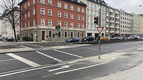 Eine neue Querungsmöglichkeit für Radler über die Landsberger Straße ist jetzt eröffnet worden, inklusive einer neuen Ampelanlage.