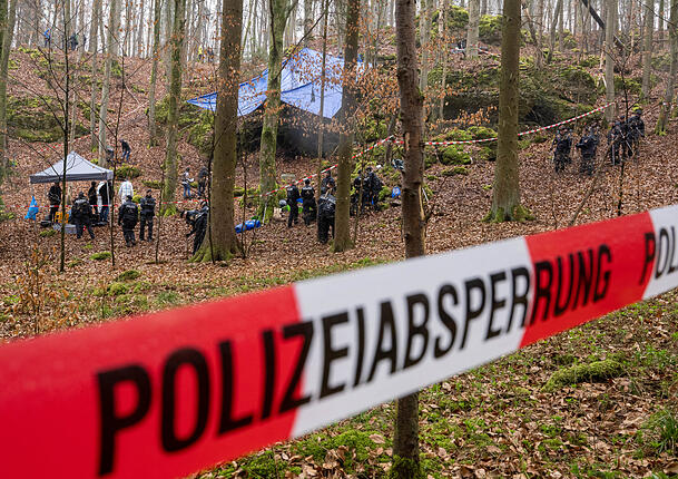 Polizisten haben bei einer großangelegten Suche Ende März 2022 unterhalb der blauen Plane Knochen der seit 1995 vermissten Sonja Engelbrecht gefunden. Polizisten haben bei einer großangelegten Suche Ende März 2022 unterhalb der blauen Plane Knochen der seit 1995 vermissten Sonja Engelbrecht gefunden.
