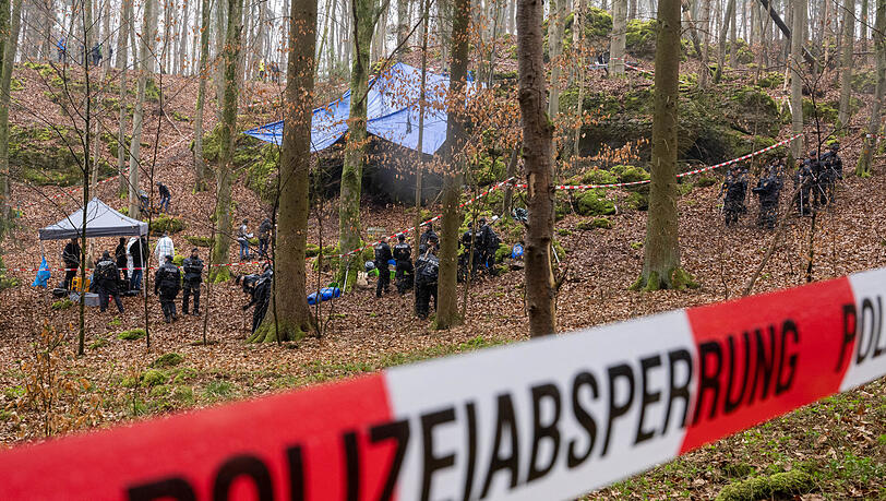 Polizisten haben bei einer großangelegten Suche Ende März 2022 unterhalb der blauen Plane Knochen der seit 1995 vermissten Sonja Engelbrecht gefunden. Polizisten haben bei einer großangelegten Suche Ende März 2022 unterhalb der blauen Plane Knochen der seit 1995 vermissten Sonja Engelbrecht gefunden.