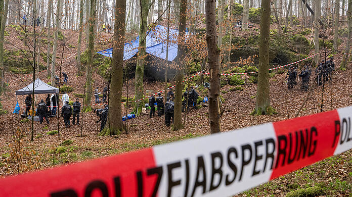 Wald in Grösdorf bei Kipfenberg, nahe Eichstätt: Polizisten haben bei einer großangelegten Suche Ende März 2022 unterhalb der blauen Plane Knochen der seit 1995 vermissten Sonja Engelbrecht gefunden, an einem Ort, wo sie 25 Jahre lang niemand vermutet hätte. Oberhalb des Felsspalts, wenige Kilometer entfernt, entdeckten Beamte des Polizeipräsidiums Oberbayern Nord Ende Mai 2020 die Skelette eines vermissten Paares aus Ingolstadt, Eugen S. und Sabine P..