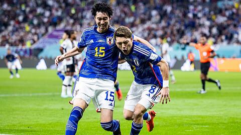 Japans Ritsu Doan (r) jubelt mit Daichi Kamada nach seinem Tor zum 1:1.