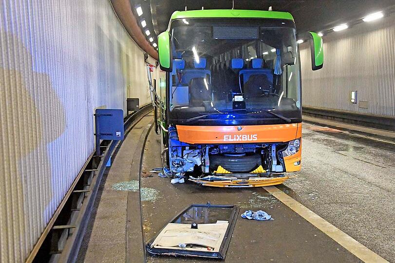 Aus ungeklärter Ursache ist am Freitagabend ein Reisebus im Brudermühltunnel verunglückt.