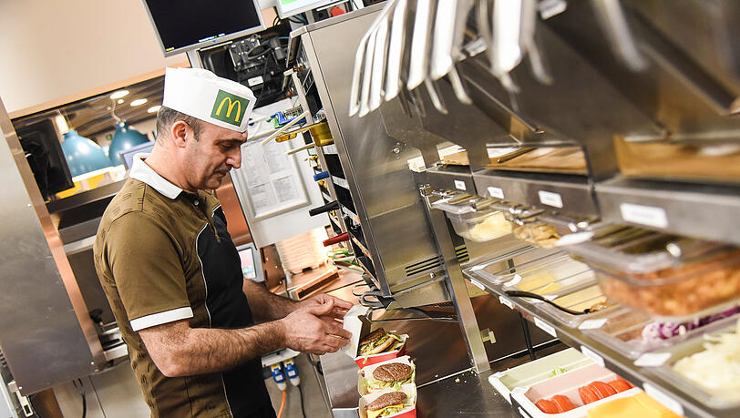 Ein McDonald&rsquo;s-Mitarbeiter bereitet BigMacs vor. Ein Koch verdient bei McDonald&rsquo;s 30.200 Euro im Jahr &ndash; ein leicht unterdurchschnittlicher Wert im Branchenvergleich.