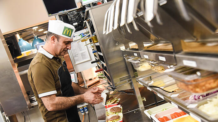 Ein McDonald&rsquo;s-Mitarbeiter bereitet BigMacs vor. Ein Koch verdient bei McDonald&rsquo;s 30.200 Euro im Jahr &ndash; ein leicht unterdurchschnittlicher Wert im Branchenvergleich.