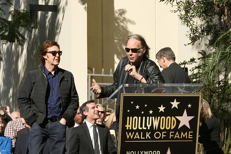 Als letzter der vier Beatles hat Paul McCartney einen Stern auf dem Hollywood "Walk of Fame" bekommen. Der Ehrung wohnten neben McCartneys Frau Nancy Shevell auch Musikerkollegen wie Neil Young bei. Ringo Starr konnte wegen gesundheitlicher Probleme nicht teilnehmen.