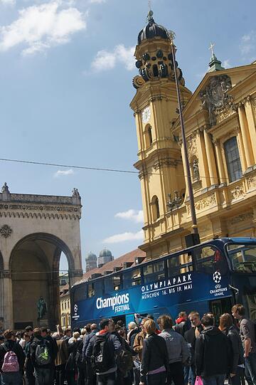 Die "Bus Parade" stellt den offiziellen Abschluss der UEFA Champions League Trophy Tour und zugleich den Start der UEFA Champions Festival-Woche in München dar.