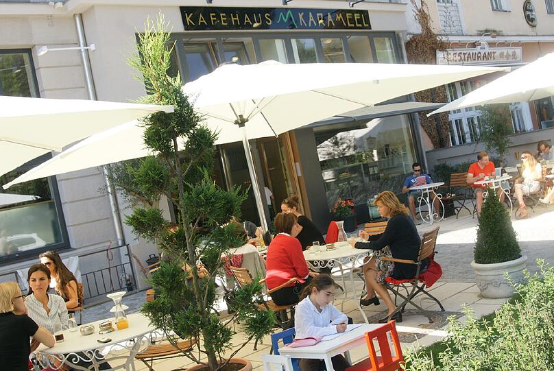 Morgens Sonne, mittags Schatten: Die große Terrasse vor dem &bdquo;Kafehaus Karameel&ldquo; bietet 60 Gästen Platz. So viele passen auch in das Café an der Nymphenburger Straße.