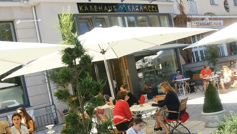 Morgens Sonne, mittags Schatten: Die große Terrasse vor dem „Kafehaus Karameel“ bietet 60 Gästen Platz. So viele passen auch in das Café an der Nymphenburger Straße. Morgens Sonne, mittags Schatten: Die große Terrasse vor dem „Kafehaus Karameel“ bietet 60 Gästen Platz. So viele passen auch in das Café an der Nymphenburger Straße.