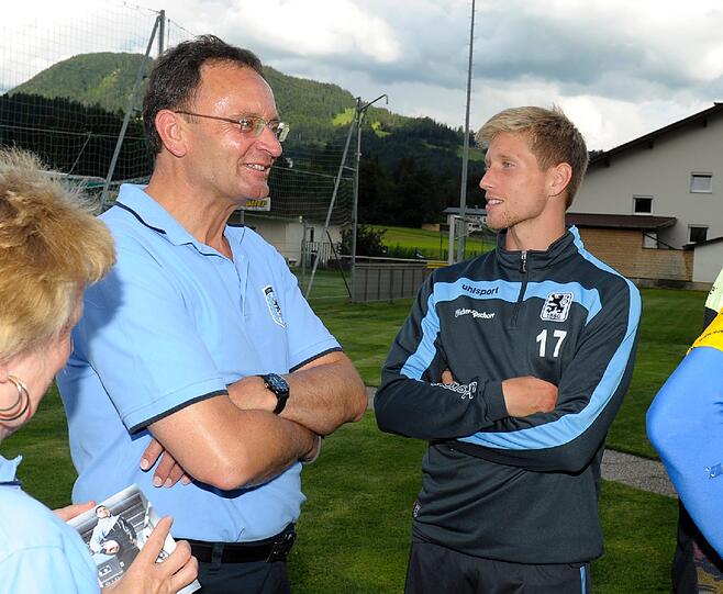 Fanabend des TSV 1860 im Trainingslager in Bad Häring: Mitgereiste Fans konnten mit den Spielern plaudern, sich Autogramme geben lassen oder ein Bierchen trinken.