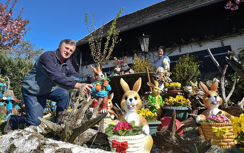 Gisela Liebsch und ihr Mann Gerd Mörl aus Straupitz (Brandenburg) im Spreewald stehen in ihrem Garten zwischen unzähligen Osterfiguren. Seit über zehn Jahren sammeln die beiden Oster- und Weihnachtsfiguren. Nach eigenen Angaben schmücken weit über 200 Osterfiguren das Grundstück am Rande des Spreewaldes.