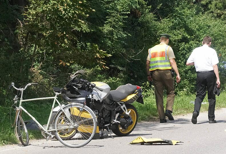 Unfall zwischen Neuried und Planegg: Ein Motorradfahrer hat einen Radler erwischt. Der Fahrradfahrer starb noch am Unfallort. Die Bilder.
