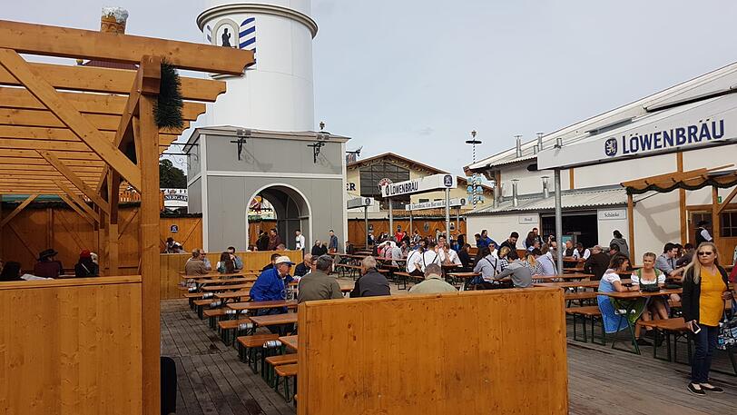 Wenn die Bierzelte voll sind, gibt's immer noch Platz im Biergarten.