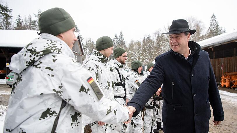 Markus Söder stattet den Bundeswehr-Einsatzkräften in Bad Tölz-Wolfratshausen einen Besuch ab und bedankt sich für deren Einsatz während des Schnee-Chaos Mitte Januar.
