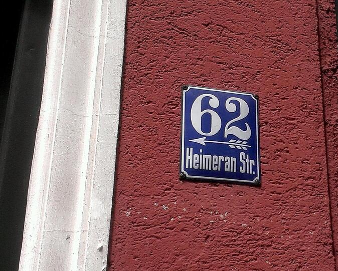 Ein paar Häuser weiter: Eine weitere Schreibvariante.