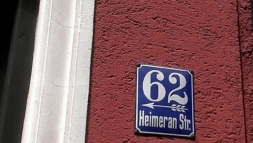 Ein paar Häuser weiter: Eine weitere Schreibvariante. Ein paar Häuser weiter: Eine weitere Schreibvariante.