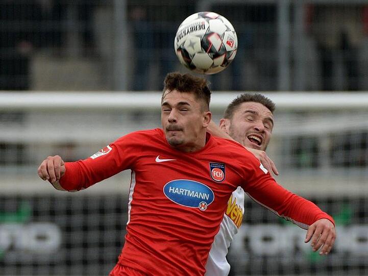 Heidenheims Nikola Dovedan (l) und Andreas Geipl von Regensburg im Kopfball.
