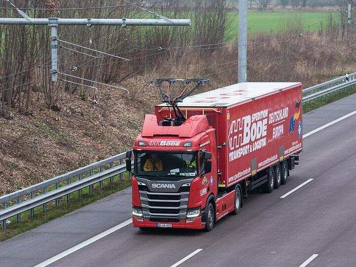 Nach Hessen hat jetzt auch Schleswig-Holstein mit dem Praxistest für den Elektro-Highway begonnen.