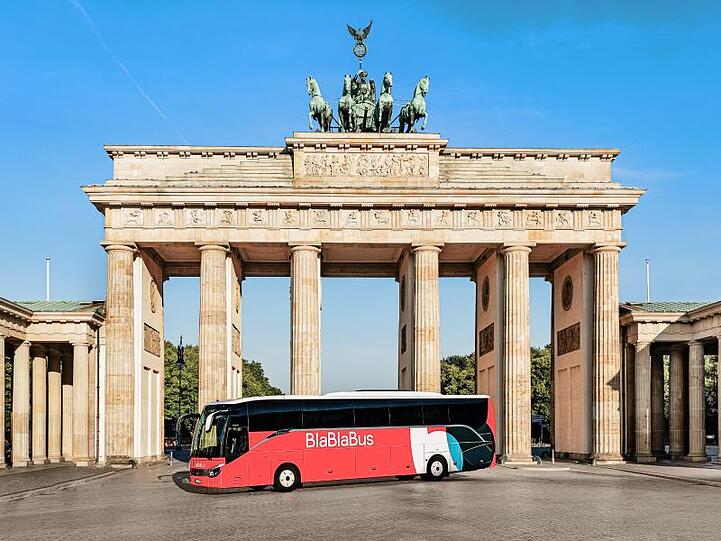 Das undatierte Foto zeigt einen vor dem Brandenburger Tor stehenden roten Bus mit der Aufschrift "BlaBlaBus". Mit einem eigenen Angebot für Fernbusreisen zu 19 Zielen ist die französische Mitfahrplattform Blablacar an den Start gegangen.