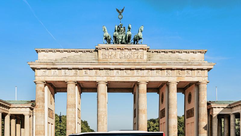 Das undatierte Foto zeigt einen vor dem Brandenburger Tor stehenden roten Bus mit der Aufschrift "BlaBlaBus". Mit einem eigenen Angebot für Fernbusreisen zu 19 Zielen ist die französische Mitfahrplattform Blablacar an den Start gegangen. Das undatierte Foto zeigt einen vor dem Brandenburger Tor stehenden roten Bus mit der Aufschrift "BlaBlaBus". Mit einem eigenen Angebot für Fernbusreisen zu 19 Zielen ist die französische Mitfahrplattform Blablacar an den Start gegangen.
