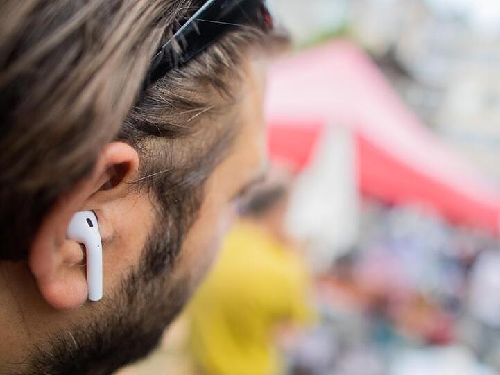 Knopf im Ohr: "AirPods", drahlose Kopfhörer von Apple.