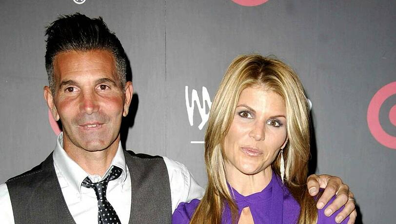 Befinden sich inzwischen beide wegen des Uni-Bestechungsskandals hinter Gittern: Mossimo Giannulli und Ehefrau Lori Loughlin. Befinden sich inzwischen beide wegen des Uni-Bestechungsskandals hinter Gittern: Mossimo Giannulli und Ehefrau Lori Loughlin.