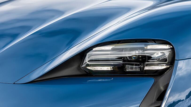 Charakteristisch ist die Lichtsignatur des Porsche Taycan mit seinen vier breiten LEDs