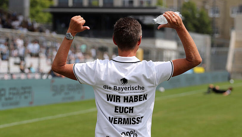 1860-Trainer Michael Köllner heizt den Fans ein. 1860-Trainer Michael Köllner heizt den Fans ein.