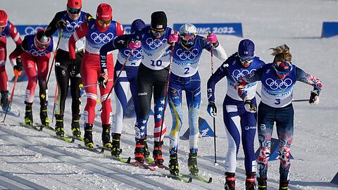 Die Norwegerin Therese Johaug (r) führt das Feld im Skiathlon an.