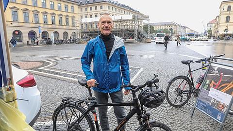 Helmuth Meyer mit seinem registrierten Rad, eigentlich arbeitet er für den ADAC.